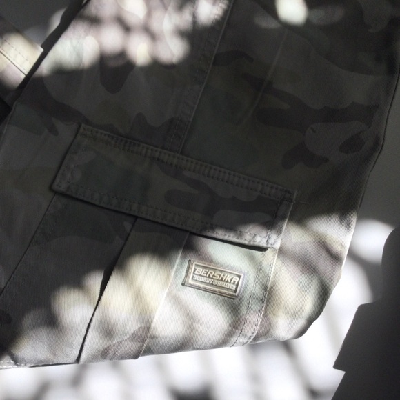 Bershka Womens Slouchy Cargo Pants Ankle High Camouflage Size 36 - Picture 8 of 9